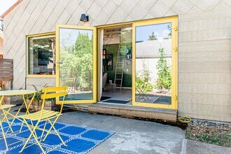 8020 N Hurst Ave, Unit B in Portland, OR - Building Photo - Building Photo