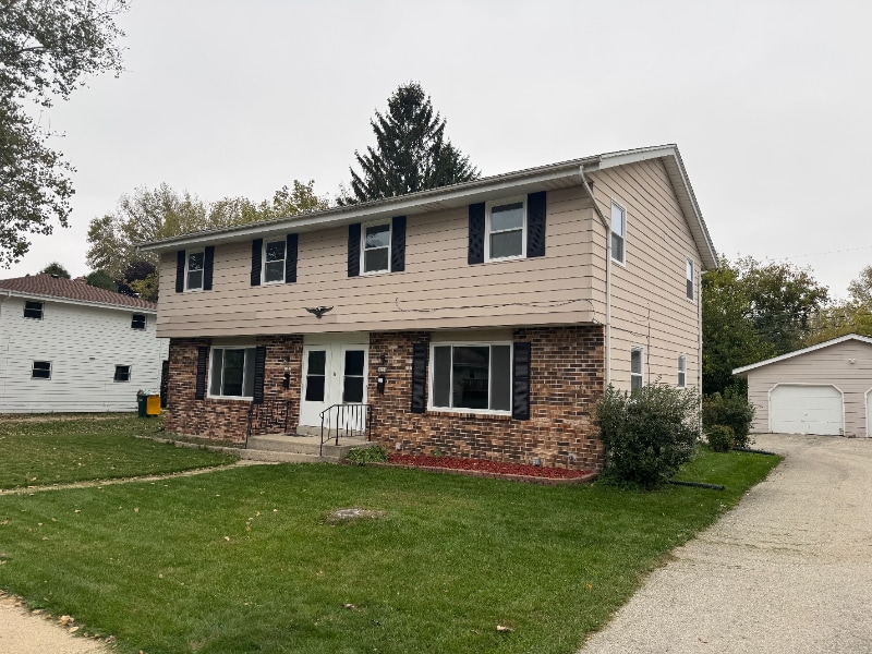 1230-1230 N 10th Ave in West Bend, WI - Building Photo