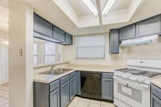 7802 Topawa Cove, Unit B in Austin, TX - Foto de edificio - Building Photo