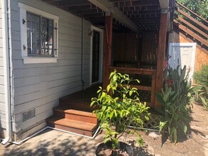 2110 11th Ave, Unit 2110 in Oakland, CA - Building Photo - Building Photo