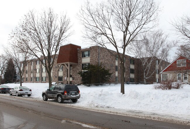 Minnehaha Park Apartments in Minneapolis, MN - Building Photo - Building Photo