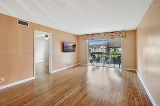 8980 S Hollybrook Blvd in Pembroke Pines, FL - Building Photo - Building Photo