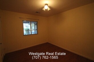 1100 Mountain View Ave in Petaluma, CA - Building Photo - Building Photo