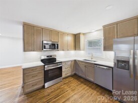 4012 Belshire Ln in Charlotte, NC - Building Photo