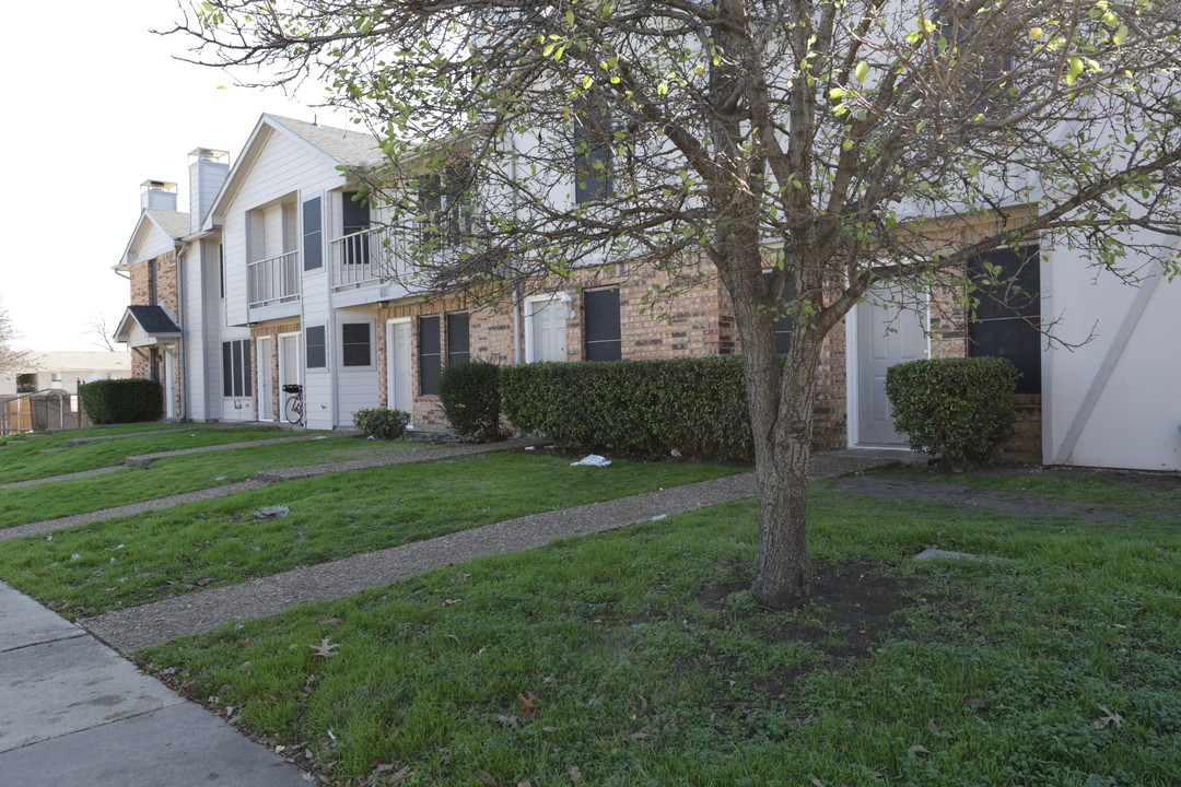 Texas Star Townhomes in Plano, TX - Building Photo