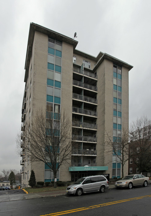 Falcon Towers in East Orange, NJ - Foto de edificio