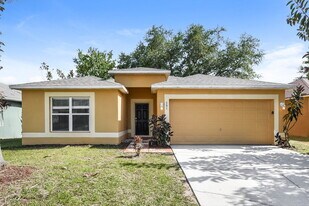 681 Brown Bear Ct in St. Cloud, FL - Building Photo