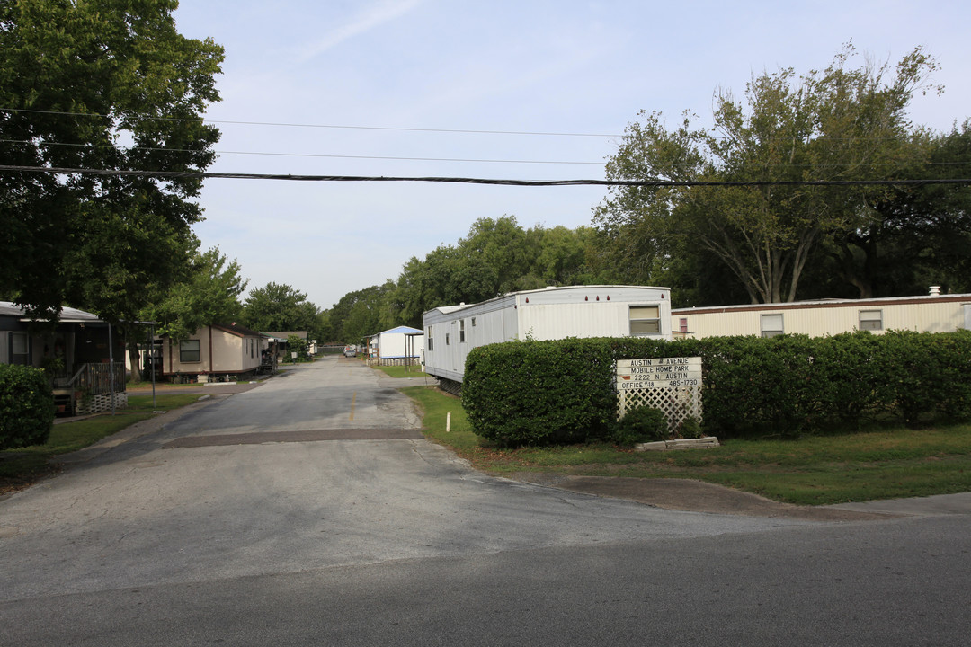 2222 N Austin Ave in Pearland, TX - Foto de edificio