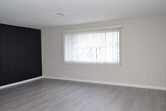 5285 Retablo Ave in Las Vegas, NV - Building Photo - Building Photo