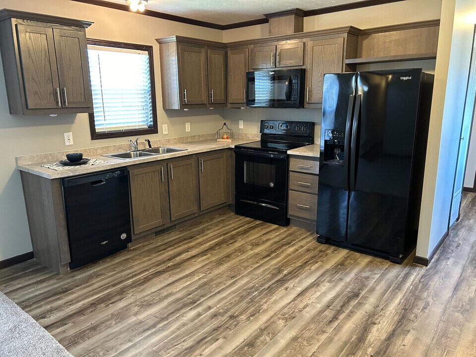 10694 State Rte 762 in Lockbourne, OH - Building Photo