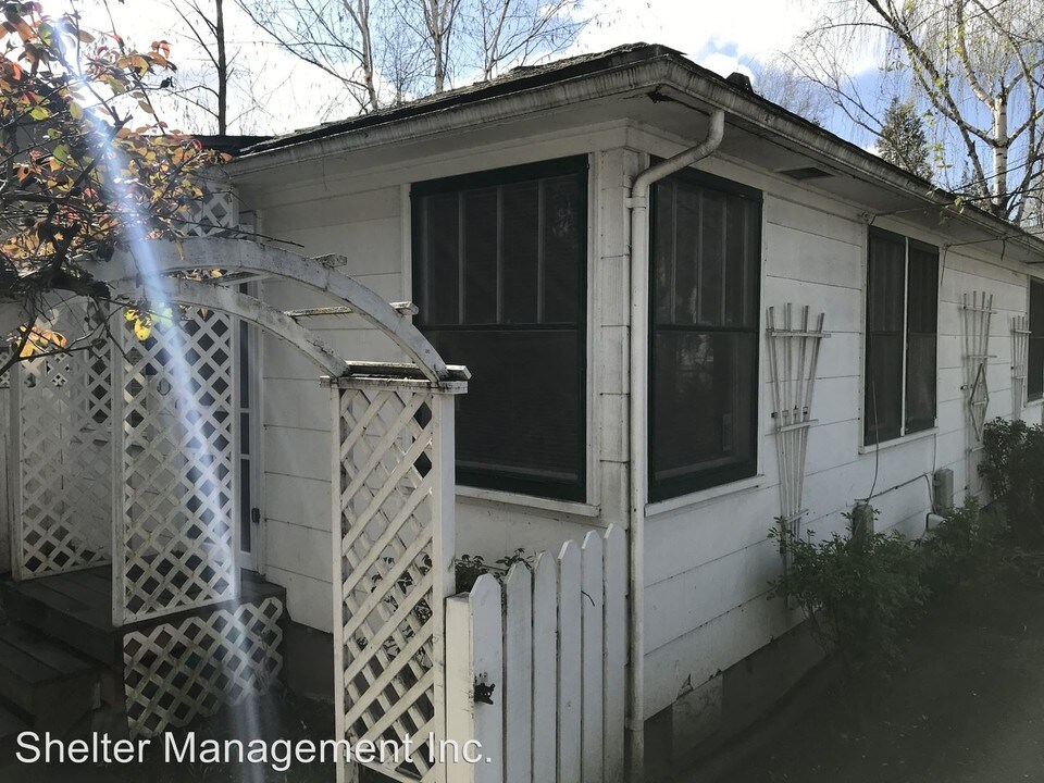 2390 State St in Salem, OR - Building Photo