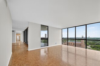 5001 Woodway Dr in Houston, TX - Building Photo - Building Photo