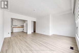 809 St Clair Ave W in Toronto, ON - Building Photo