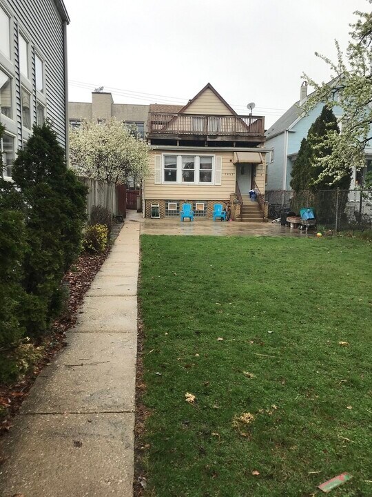 2452 W Winona St in Chicago, IL - Building Photo