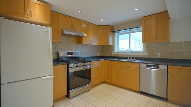 1164 Queen St E in Toronto, ON - Building Photo - Building Photo