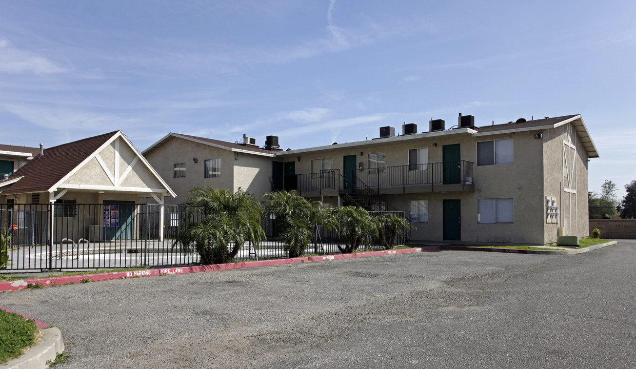 Date Manor Apartments in San Bernardino, CA - Building Photo