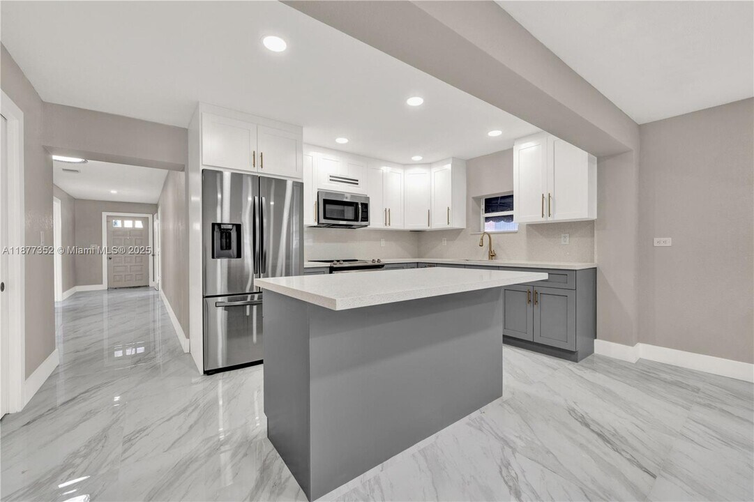 951 W 30th St in Hialeah, FL - Building Photo