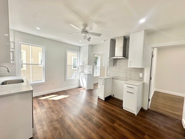 13 Fairmont St, Unit 1 in Arlington, MA - Foto de edificio - Building Photo