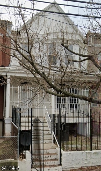 property at 218 S 11th St