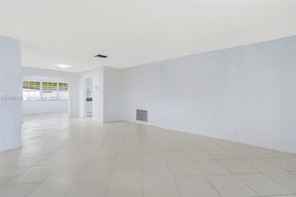 1005 SW 18th St in Boynton Beach, FL - Building Photo - Building Photo