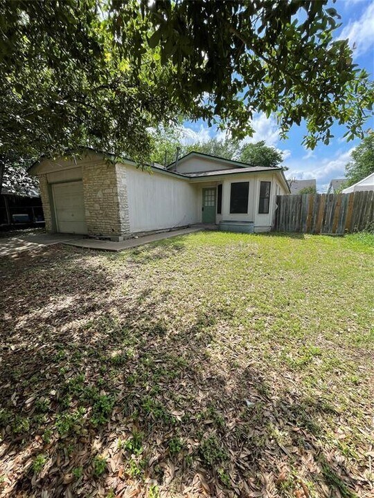 6902 Trendal Ln in Austin, TX - Building Photo