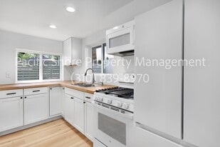 2326 Carmona Ave in Los Angeles, CA - Building Photo