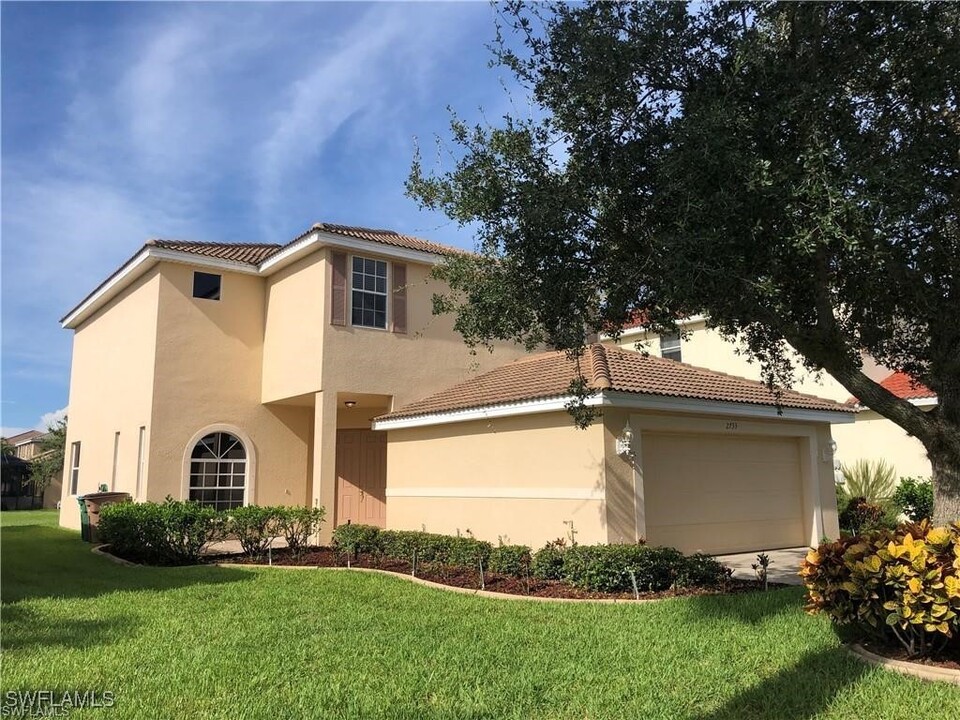 2733 Blue Cypress Lake Ct in Cape Coral, FL - Foto de edificio