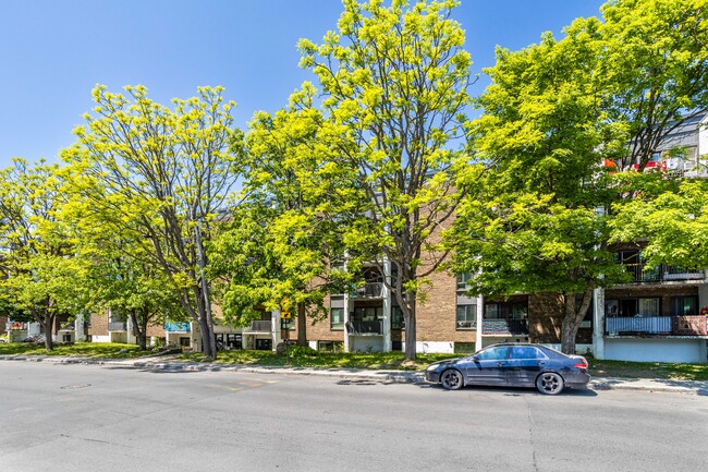 4855 Vézina Rue in Montréal, QC - Building Photo - Building Photo