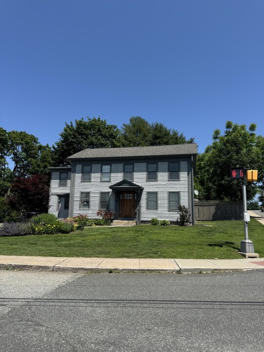 3 E Pattagansett Rd in East Lyme, CT - Building Photo