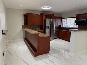 11602 NW 58th Ave in Hialeah, FL - Building Photo - Building Photo