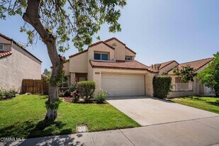 2332 Hampton Ave in Simi Valley, CA - Building Photo