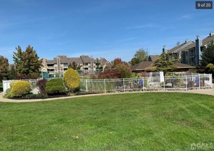 32 Lear Ct in East Brunswick, NJ - Building Photo - Building Photo