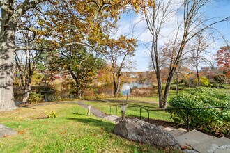 21 Heritage Vlg in Southbury, CT - Building Photo - Building Photo