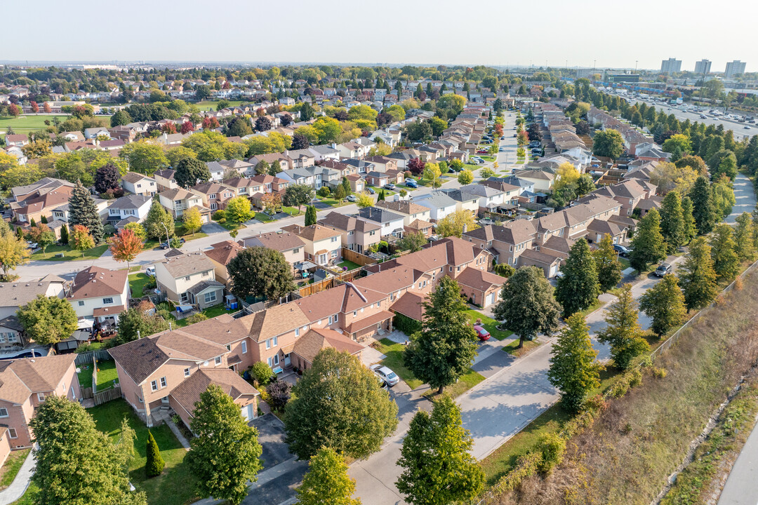 180 Wright Cres in Ajax, ON - Building Photo