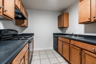 Camden Woods Apartments in Crestwood, KY - Foto de edificio - Interior Photo