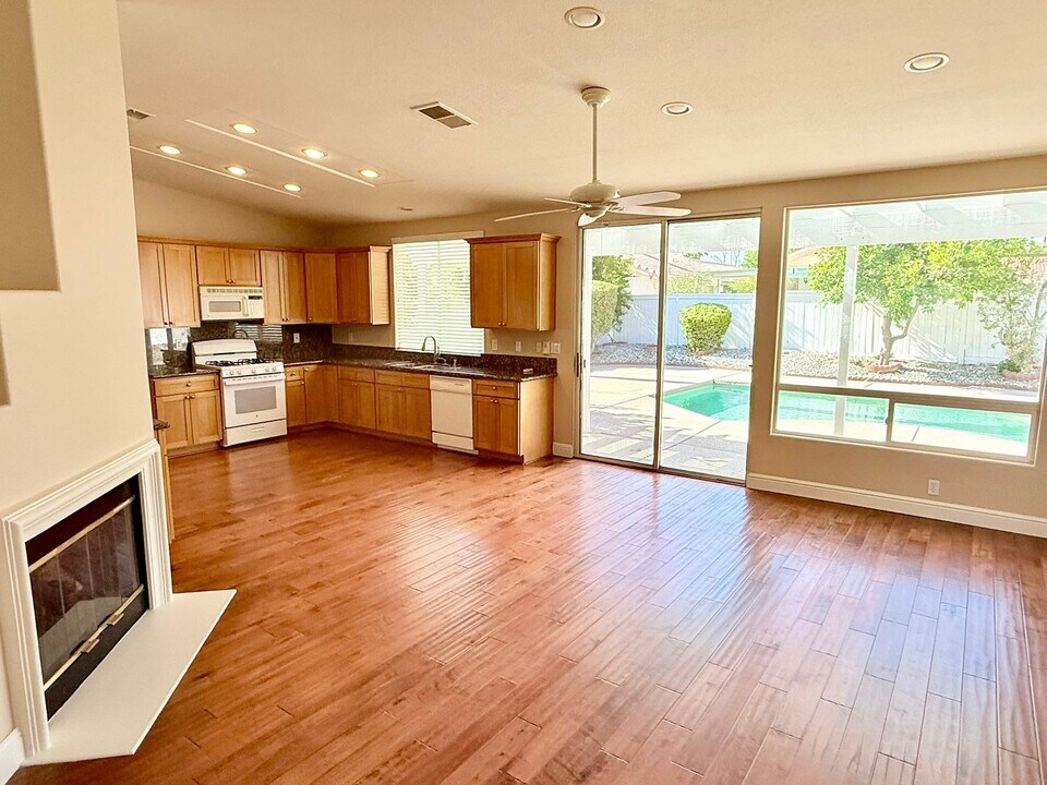 236 Strada Fortuna in Palm Desert, CA - Foto de edificio