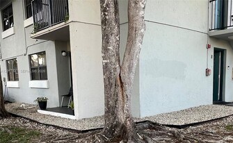 7235 NW 179th St in Hialeah, FL - Building Photo