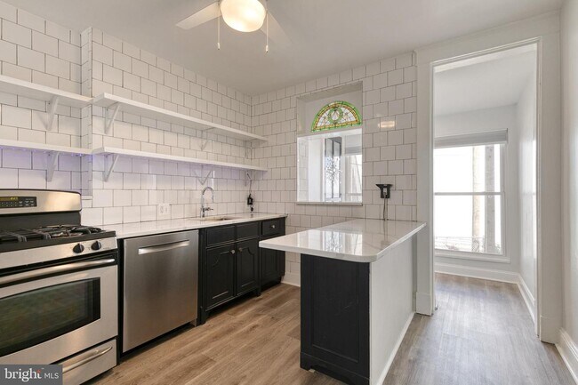 860 W 33rd St photo'