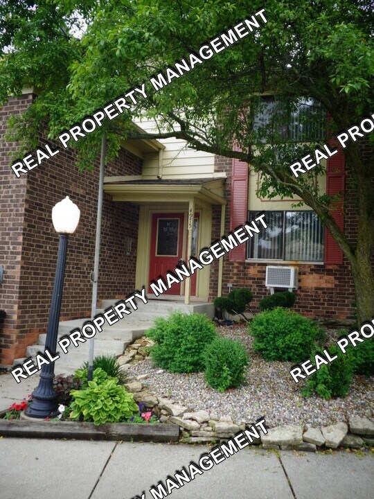 4975 W 82nd Ct in Crown Point, IN - Building Photo