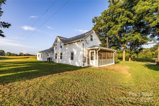 36188 A Esther Rd in New London, NC - Building Photo - Building Photo