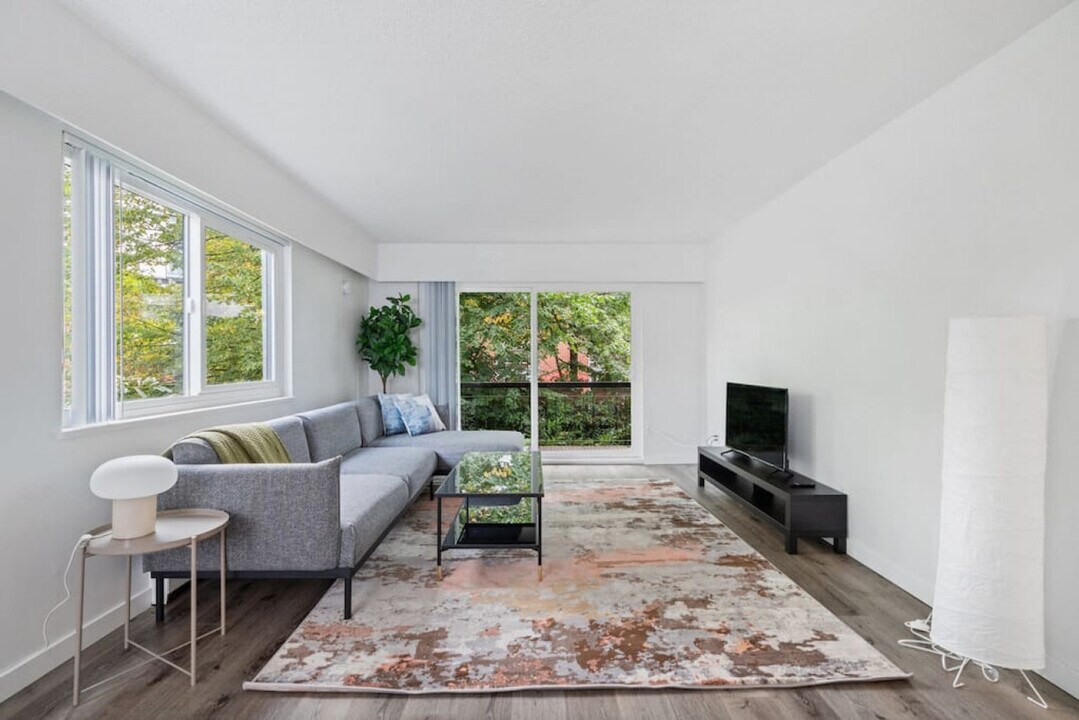 254 E 12th Ave in Vancouver, BC - Building Photo