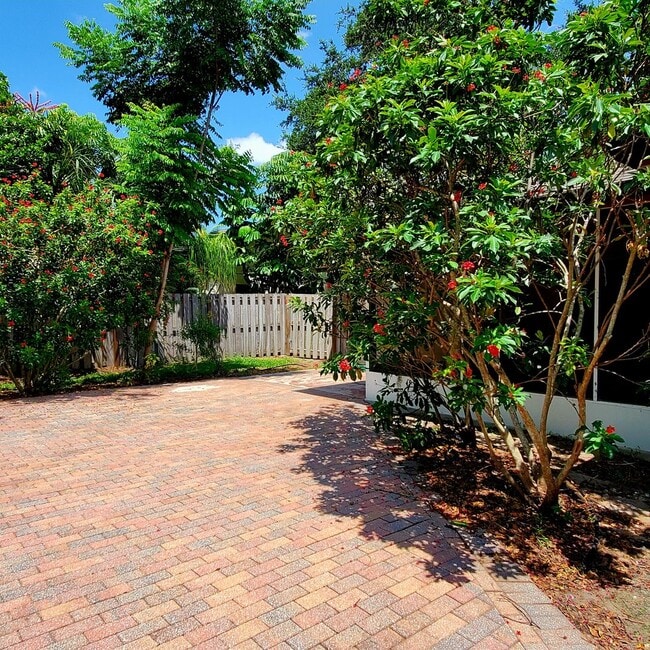 4385 Pasadena Cir in Sarasota, FL - Foto de edificio - Building Photo