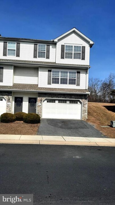 2433 Newtown Dr in Harrisburg, PA - Foto de edificio