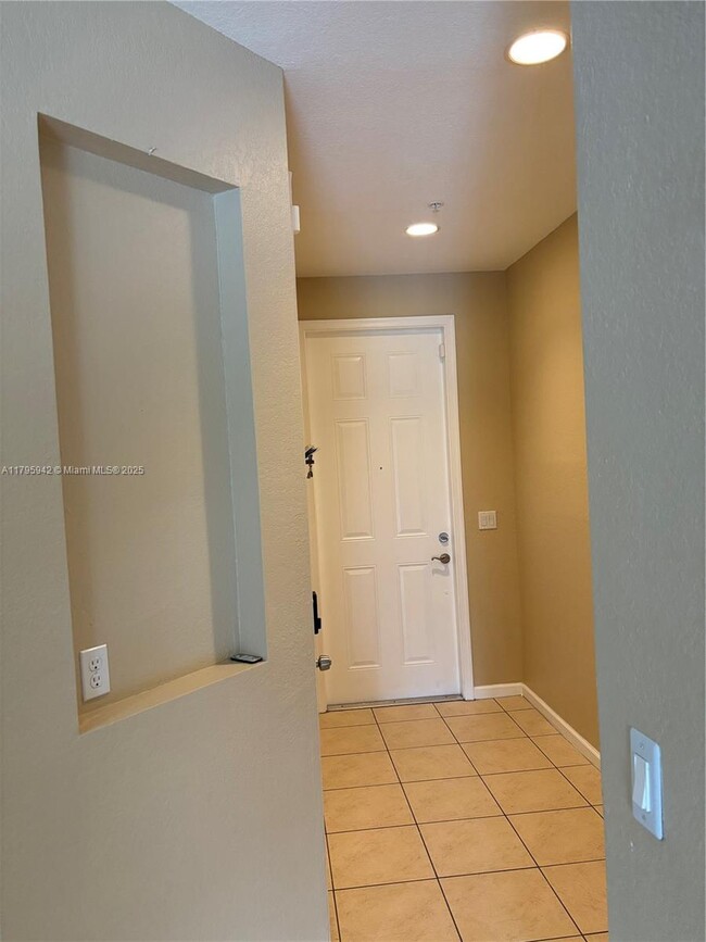 2832 SW 81st Ave in Miramar, FL - Building Photo - Building Photo