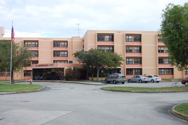 La Esperanza Senior in Hialeah, FL - Foto de edificio