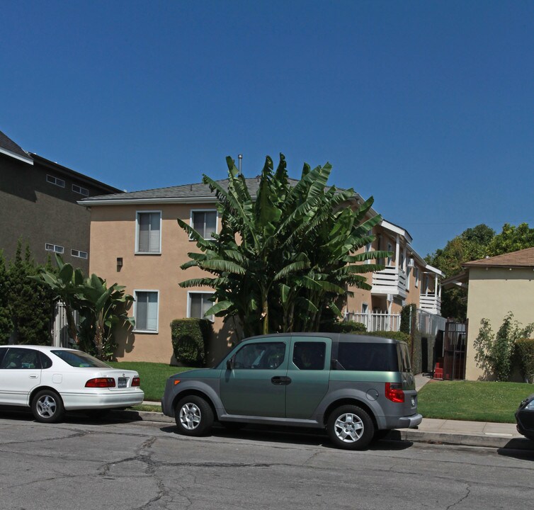 221 E Elmwood Ave in Burbank, CA - Building Photo