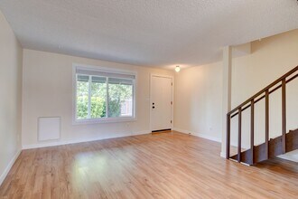 685 SE Ireland St in Oak Harbor, WA - Building Photo - Building Photo
