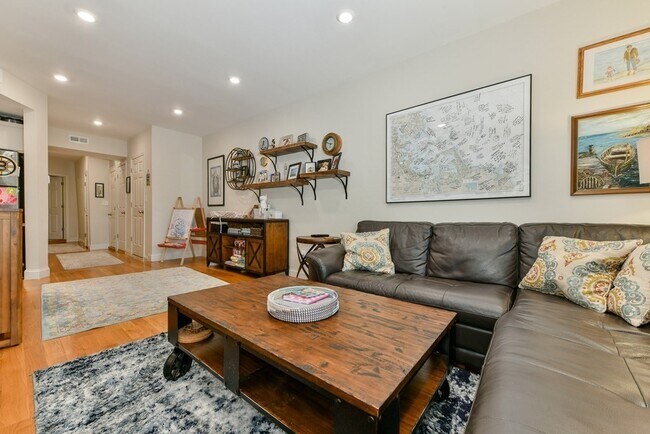 230 Saratoga St, Unit 3