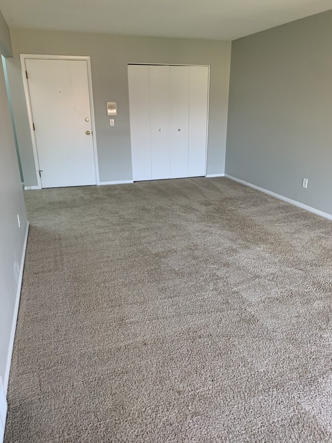 880 N Adams Rd, Unit 6 in Birmingham, MI - Foto de edificio - Building Photo