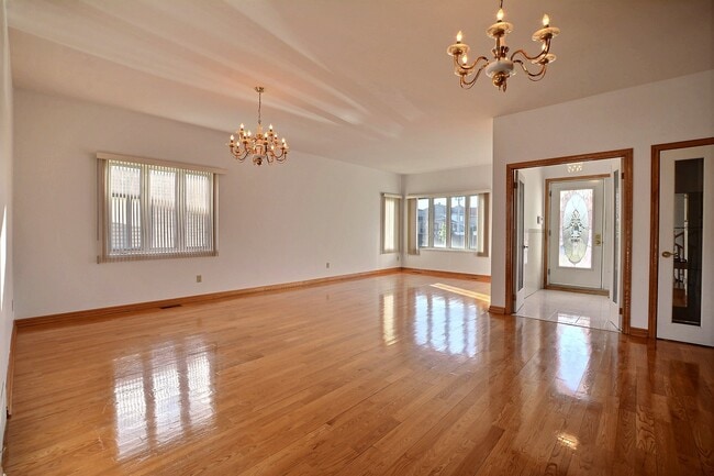 property at 446 Saint-Elzéar Boul E